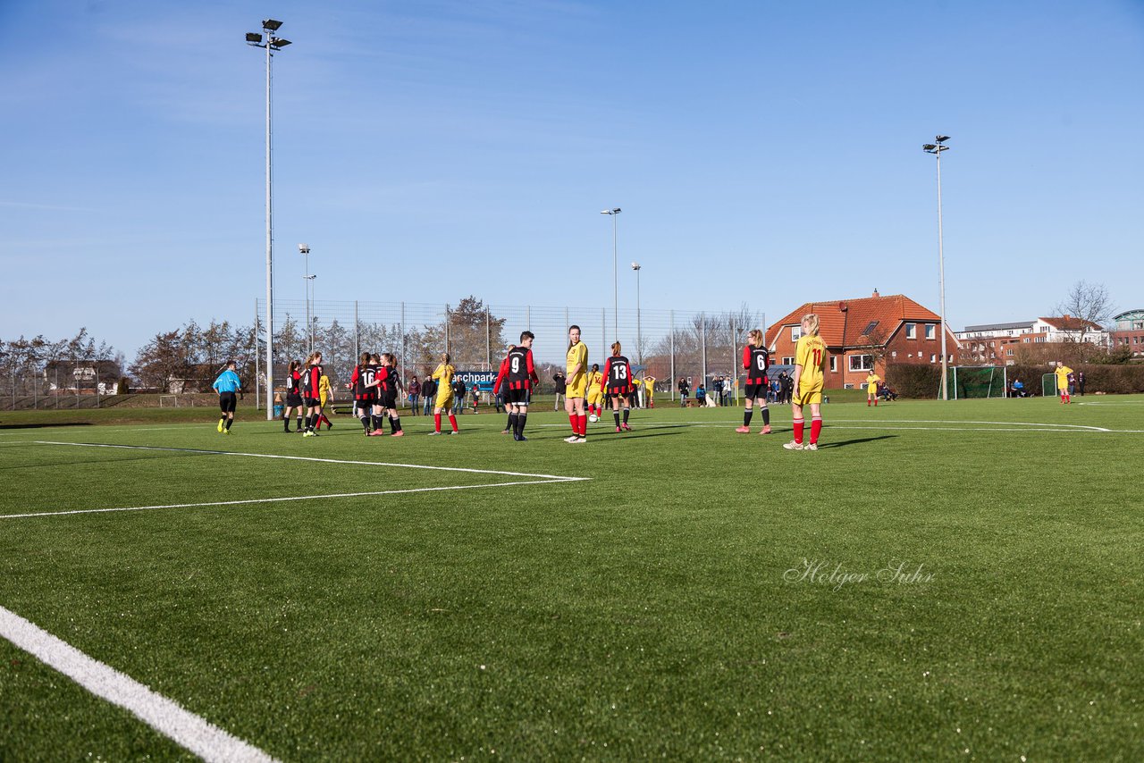 Bild 234 - B-Juniorinnen SG Weststeinburg/Bei - SV Fisia 03 : Ergebnis: 1:2